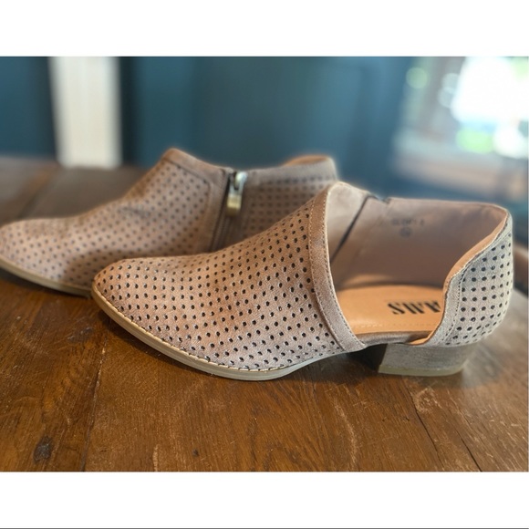 AMS perforated booty Glory. Size 5 1/2. Never worn. Box not included. - Picture 2 of 5